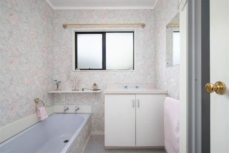 Photo of property in 69 Puriri Road, Pukekohe, 2120