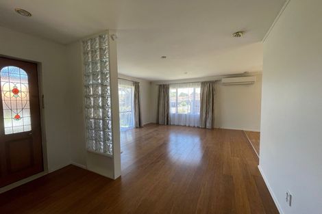 Photo of property in 12 Bosnyak Drive, Te Atatu South, Auckland, 0610