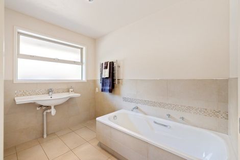 Photo of property in 2 Haydon Place, Amberley, 7410