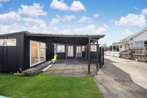 Photo of property in 14 Bertram Road, Kawakawa Bay, Papakura, 2585