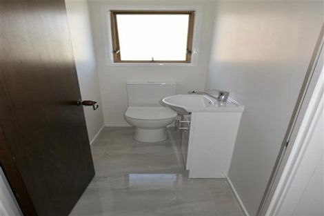 Photo of property in 121 Chivalry Road, Glenfield, Auckland, 0629