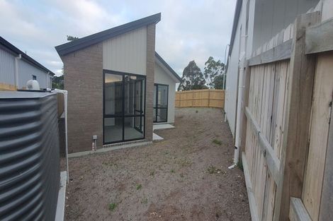 Photo of property in 33 Red Hills Road, Massey, Auckland, 0614