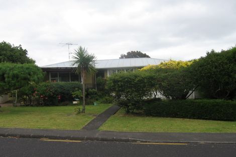 Photo of property in 2 Segedin Place, Glenfield, Auckland, 0629
