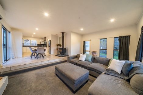 Photo of property in 5 Edelweiss Grove, Timberlea, Upper Hutt, 5018