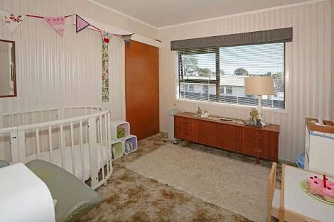 Photo of property in 2a Taipari Road, Te Atatu Peninsula, Auckland, 0610