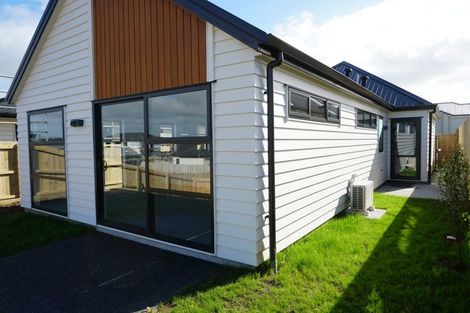 Photo of property in 24 Pakaraka Drive, Papakura, 2110