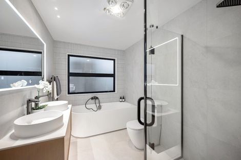 Photo of property in 2/1 Montana Avenue, Murrays Bay, Auckland, 0630