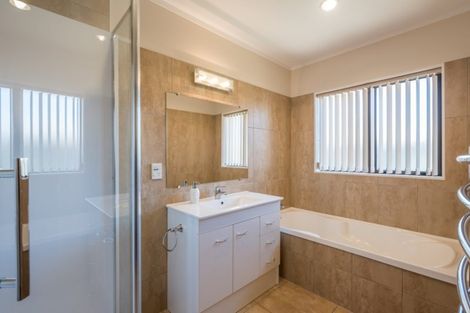 Photo of property in 124 Realm Drive, Paraparaumu, 5032