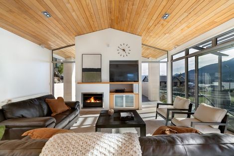 Photo of property in 4 Elizabeth Place, Kelvin Heights, Queenstown, 9300