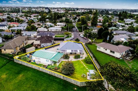 Photo of property in 15 Ingleby Place, Kelston, Auckland, 0602