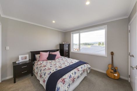 Photo of property in 124 Johnstone Drive, Fitzherbert, Palmerston North, 4410