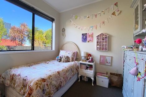 Photo of property in 10 St Simon Place, Botany Downs, Auckland, 2010