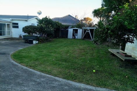 Photo of property in 2/61 Greenslade Crescent, Northcote, Auckland, 0627