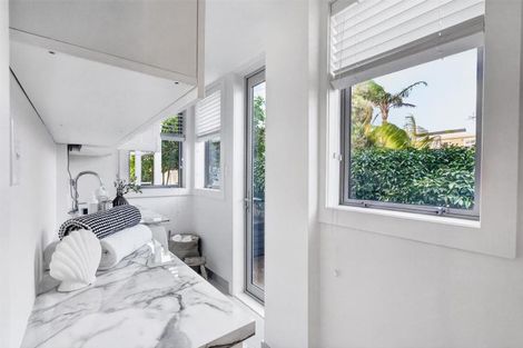 Photo of property in 5 Holiday Road, Milford, Auckland, 0620