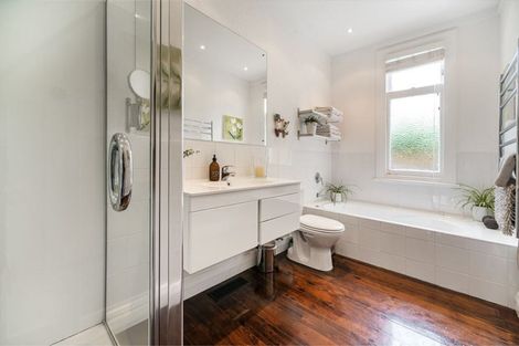 Photo of property in 15 Waterview Road, Stanley Point, Auckland, 0624