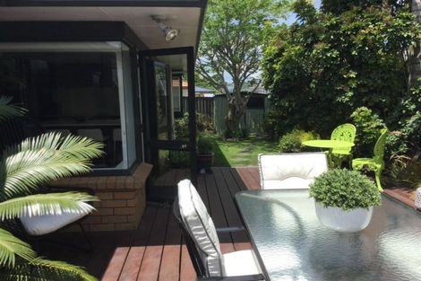 Photo of property in 19 Heversham Place, Glendene, Auckland, 0602