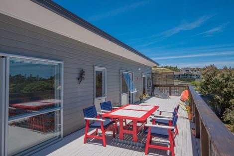 Photo of property in 11 Nancy Wake Place, Cable Bay, 0420