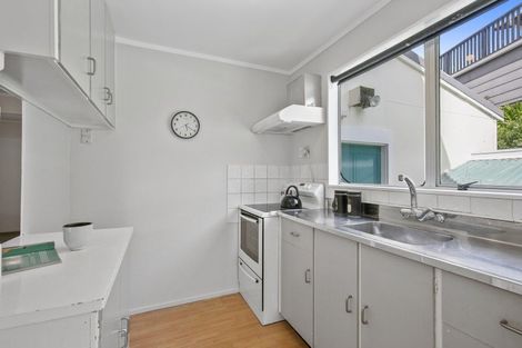 Photo of property in 5a Sunhaven Drive, Newlands, Wellington, 6037