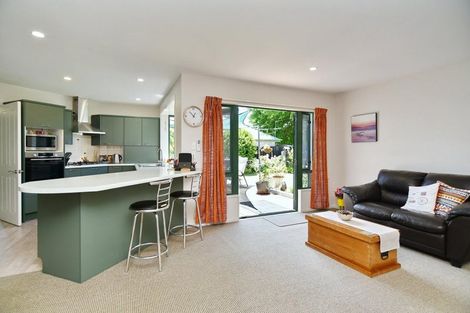Photo of property in 21 Thornwood Place, Redwood, Christchurch, 8051