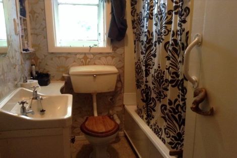 Photo of property in 10 Taungata Road, York Bay, Lower Hutt, 5013