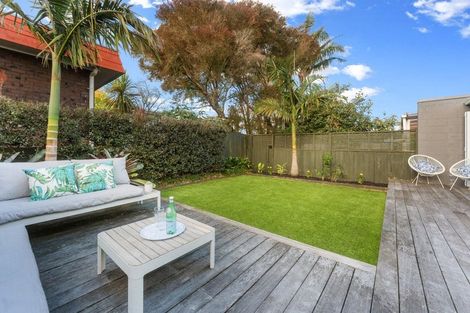 Photo of property in 2/40 James Evans Drive, Northcote, Auckland, 0627