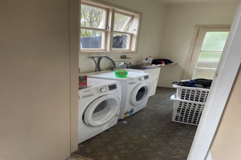 Photo of property in 31 Brooker Grove, Newlands, Wellington, 6037