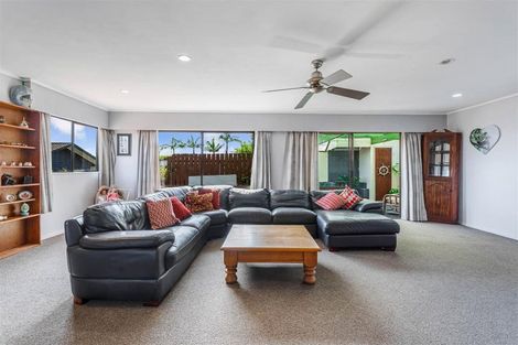 Photo of property in 13 Surf Road, Stanmore Bay, Whangaparaoa, 0932