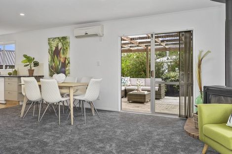 Photo of property in 18 Cottam Grove, Northcross, Auckland, 0632