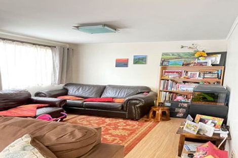 Photo of property in 37 Trias Road, Totara Vale, Auckland, 0629