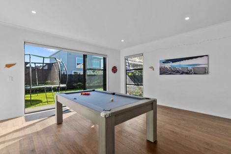 Photo of property in 10 Onekura Street, Red Beach, 0932