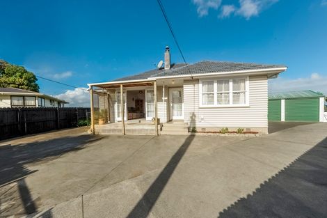 Photo of property in 15 Ingleby Place, Kelston, Auckland, 0602