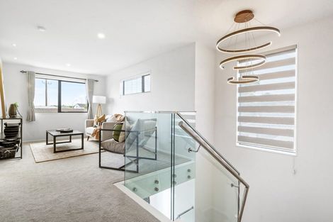 Photo of property in 49a Meadowood Drive, Unsworth Heights, Auckland, 0632