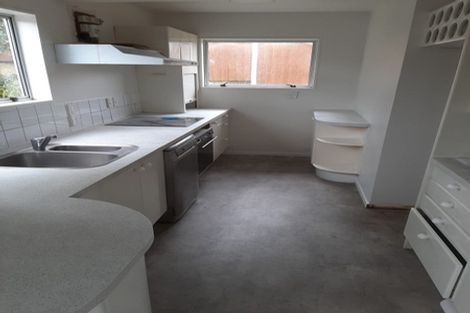 Photo of property in 2/10 Pickwick Parade, Mellons Bay, Auckland, 2014