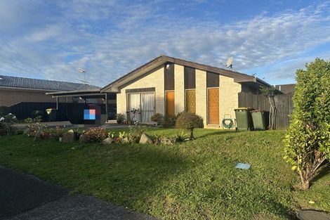 Photo of property in 32 Borrowdace Avenue, Botany Downs, Auckland, 2010