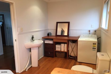 Photo of property in 5 Taratoa Street, Point England, Auckland, 1072