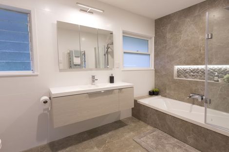 Photo of property in 6 Lancelot Road, Orewa, 0931