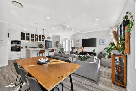 Photo of property in 7 Walter Ruddock Avenue, Kumeu, 0810