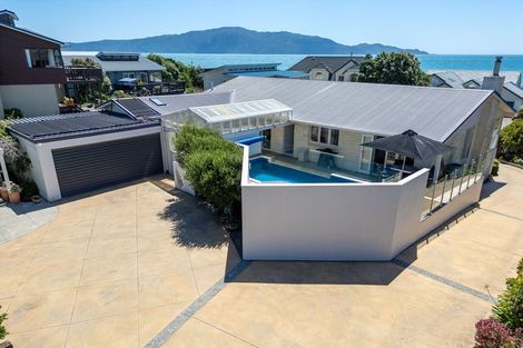 Photo of property in 16 Ara Kuaka, Waikanae Beach, Waikanae, 5036