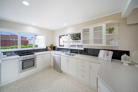 Photo of property in 15 Harford Place, Pakuranga Heights, Auckland, 2010