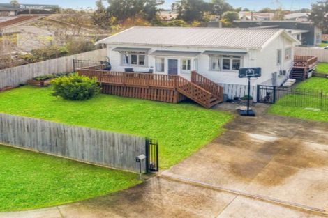 Photo of property in 1 Waiari Road, Conifer Grove, Takanini, 2112