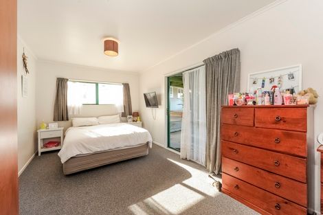 Photo of property in 15 Ingleby Place, Kelston, Auckland, 0602