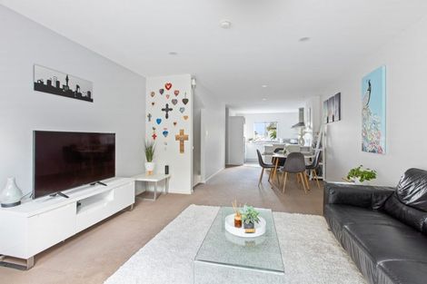 Photo of property in 8/22 Northcross Drive, Oteha, Auckland, 0632