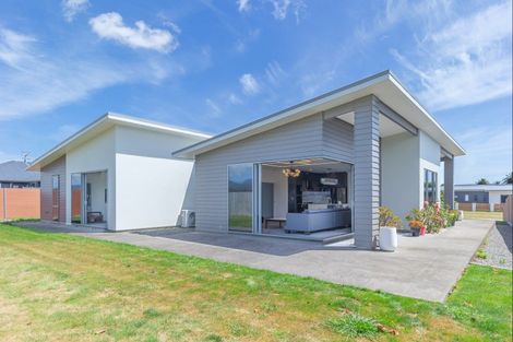 Photo of property in 18 Phoenix Palms Grove, Levin, 5510