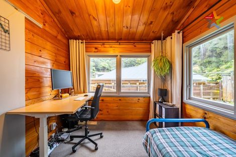 Photo of property in 38 James Grove, Stokes Valley, Lower Hutt, 5019