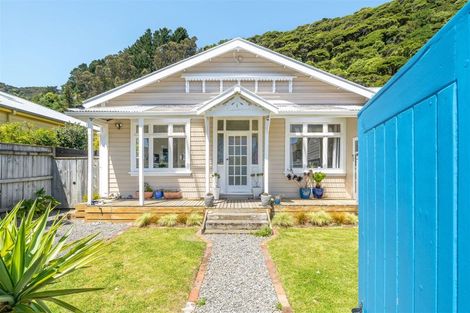Photo of property in 127 Muritai Road, Eastbourne, Lower Hutt, 5013