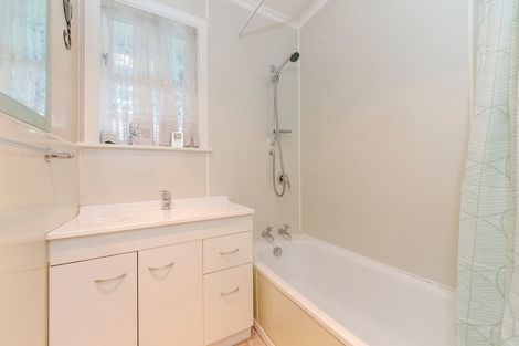 Photo of property in 15 Ingleby Place, Kelston, Auckland, 0602