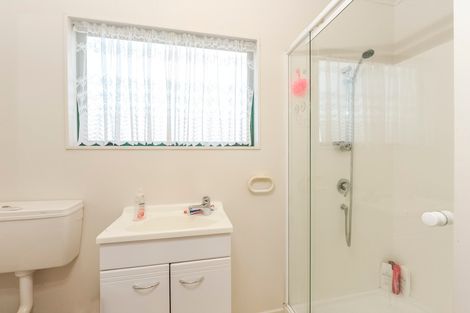 Photo of property in 15 Ingleby Place, Kelston, Auckland, 0602