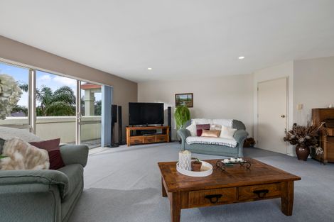 Photo of property in 22 Margaret Henry Crescent, Oteha, Auckland, 0632