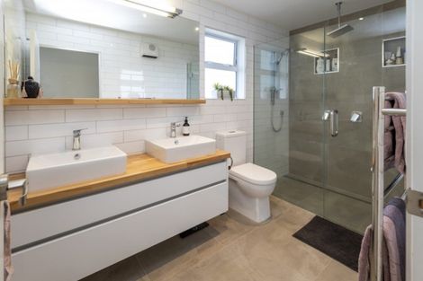 Photo of property in 70 Beach Road, Mellons Bay, Auckland, 2014