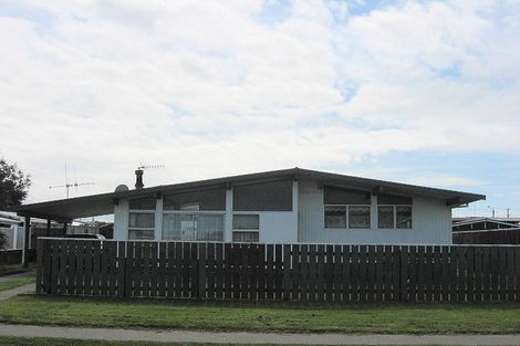 Photo of property in 37 Tongariro Street, Castlecliff, Whanganui, 4501